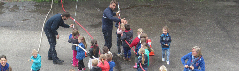 De brandweer bezoeken