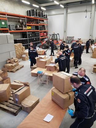 ​Limburgse brandweer verdeelt miljoenen mondmaskers aan zorgverleners