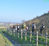 20260322 FFMT wandelaars zicht op de kerk