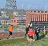 20260322 FFMT wandelaars zicht op de mijngebouwen